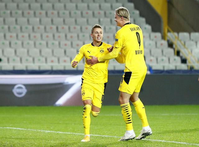  多特蒙德青训小将梅开二度惊艳全场观众  