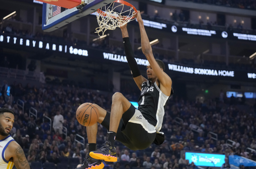  文班亚马盖帽三双震惊联盟  