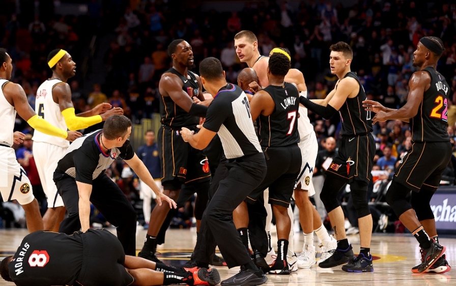  都灵德比战火爆收场双方冲突不断险酿事端  